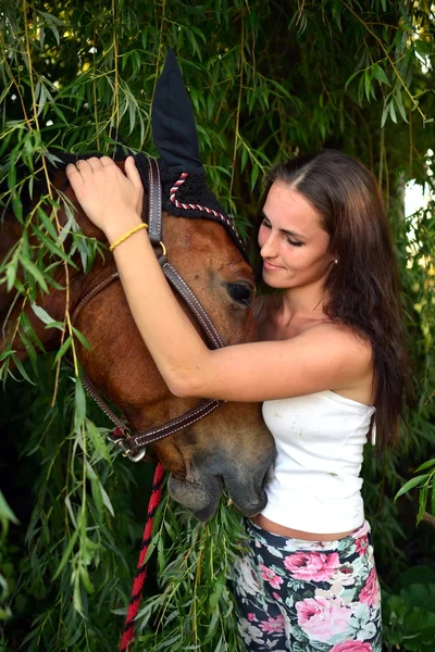 Schöne Frau und Pferd — Stockfoto