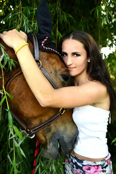Belle femme et cheval — Photo