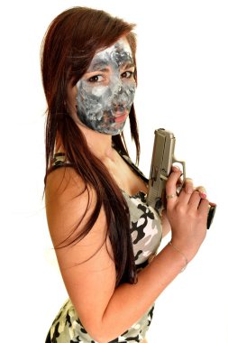Silahlı genç kadın.