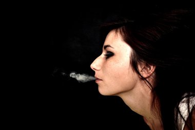 kadın duman e-sigara