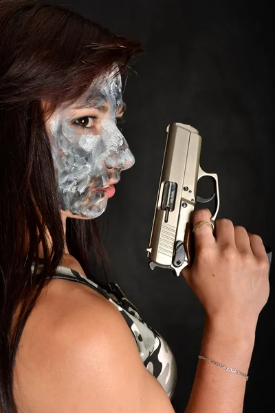 Jeune femme avec arme à feu — Photo