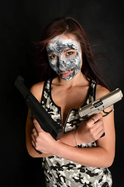 Jovem mulher com arma — Fotografia de Stock