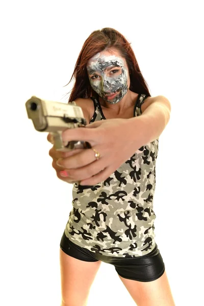 Silahlı genç kadın. — Stok fotoğraf
