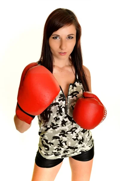 Молодая женщина в боксёрской перчатке — стоковое фото