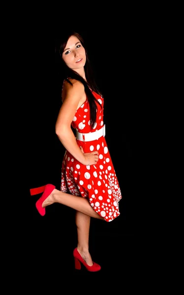 Schöne Frau im roten Kleid. — Stockfoto