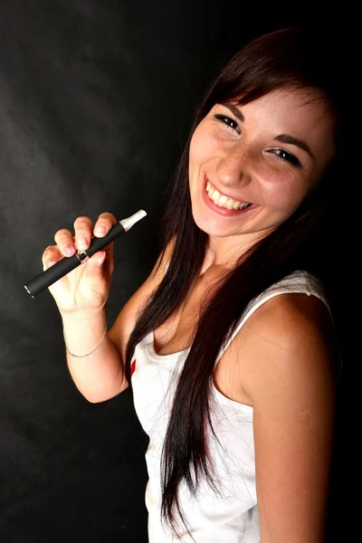 Femme fumant e-cigarette — Photo