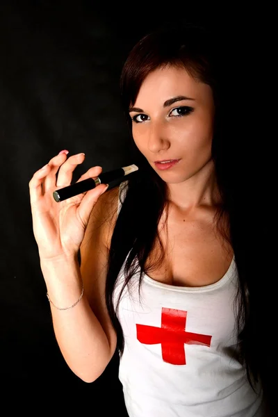女性喫煙電子タバコ — ストック写真