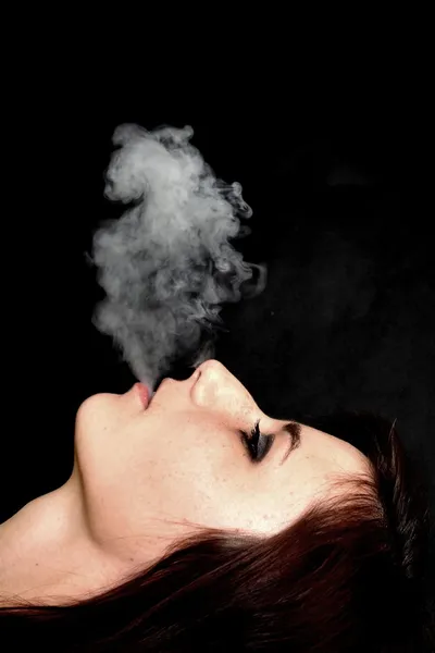 Woman smoking e-cigarette — Stock Photo, Image