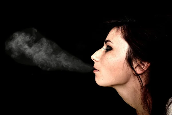 Femme fumant e-cigarette — Photo