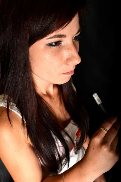 Γυναίκα κάπνισμα e-τσιγάρων — Φωτογραφία Αρχείου