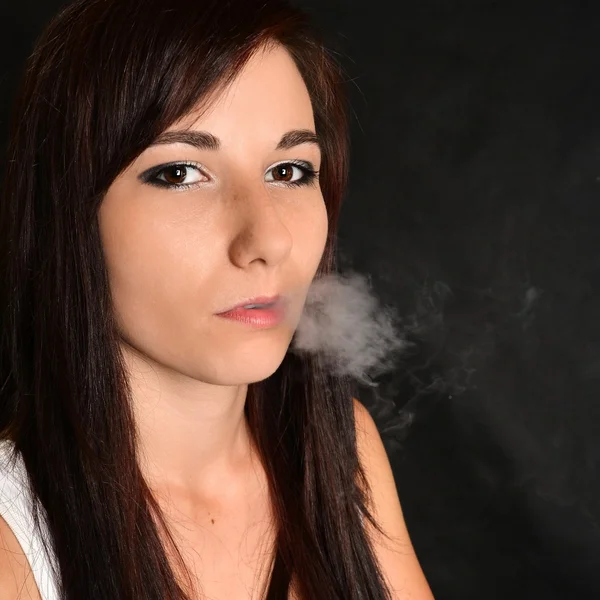 Femme fumant e-cigarette — Photo