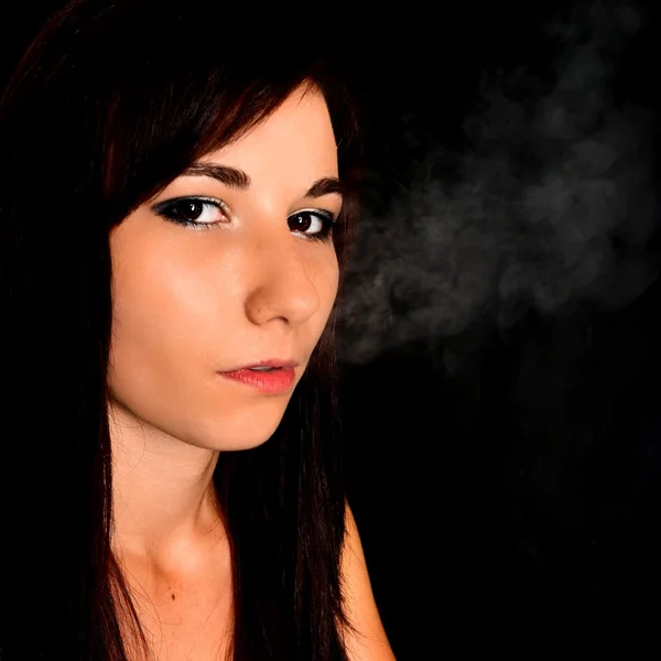 Donna che fuma e-sigaretta — Foto Stock