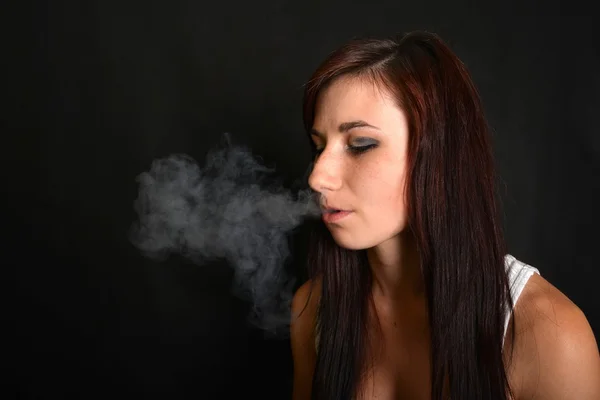 Woman smoking e-cigarette — Stock Photo, Image