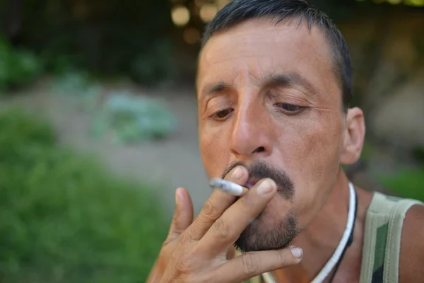 Ritratto di uomo che fuma sigaretta — Foto Stock