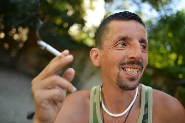 Porträt eines Mannes, der Zigarette raucht — Stockfoto