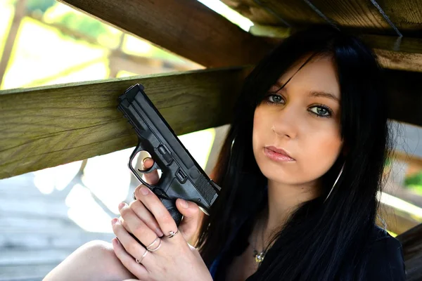 年轻漂亮的女人拿着枪 — 图库照片