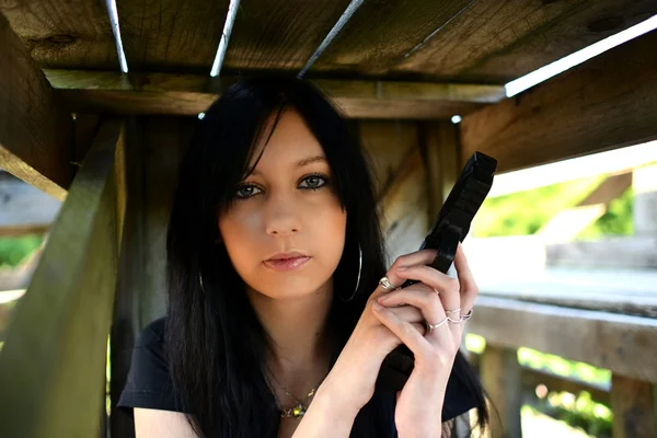 Młoda piękna kobieta trzyma broń — Zdjęcie stockowe