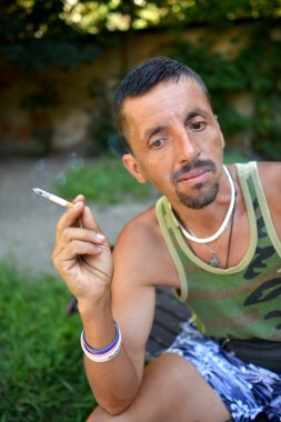 adam oturmuş ve Sigara