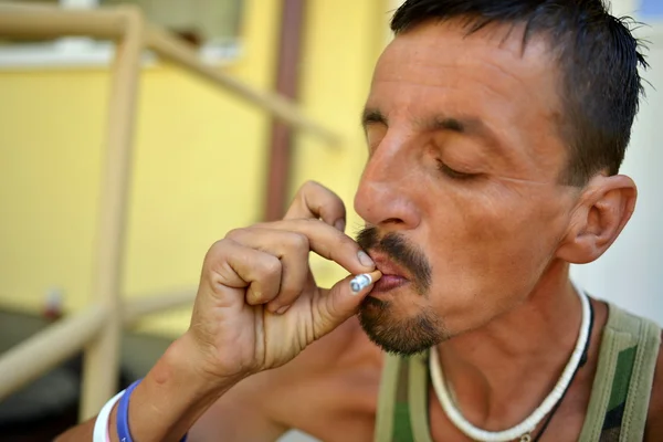 Ritratto di uomo che fuma sigaretta — Foto Stock