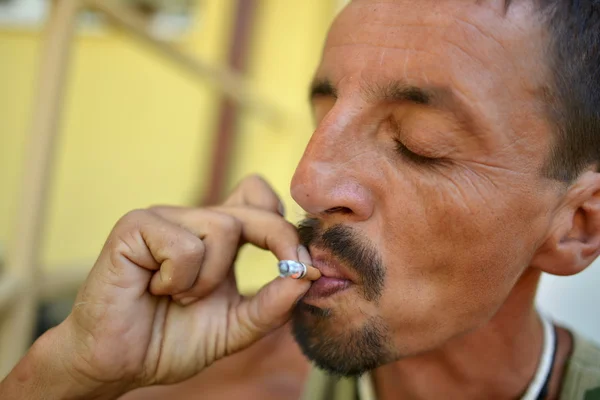 Porträtt av människan rökning cigarett — Stockfoto