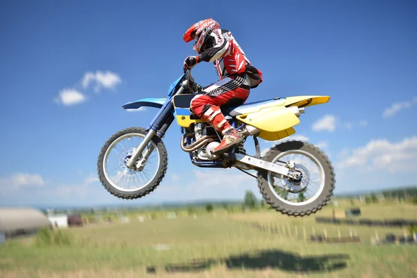 Motocross rider på en praxis — Stockfoto