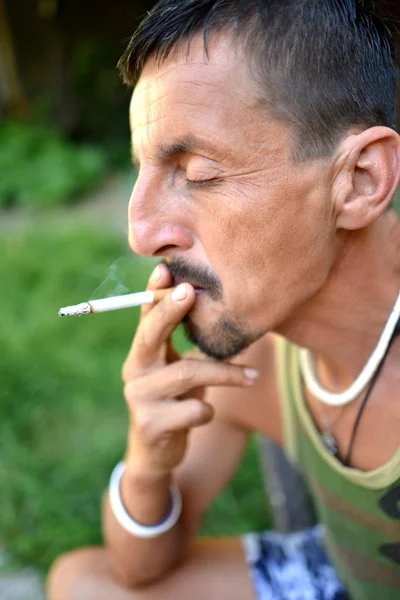 Portrait d'un homme fumant une cigarette — Photo