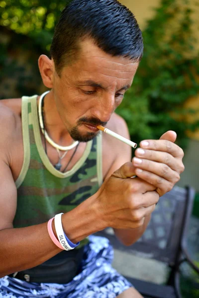 Homem sentado e fumando cigarro — Fotografia de Stock