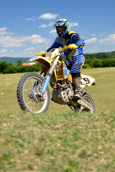 Motocross versenyző a gyakorlat terén — Stock Fotó