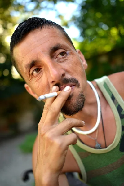 Портрет человека, курящего сигарету — стоковое фото