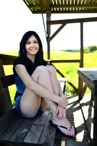 Mladá krásná žena sedící — Stock fotografie