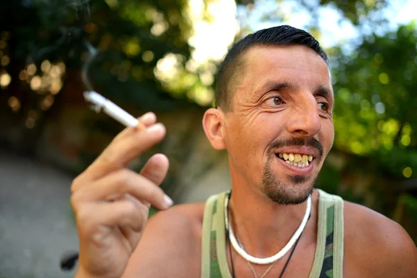 Homem sentado e fumando cigarro — Fotografia de Stock
