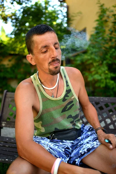 Homem sentado e fumando cigarro — Fotografia de Stock