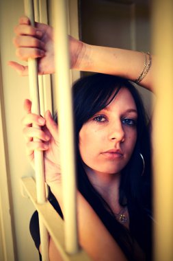 parmaklıklar arkasında kadın suçlu