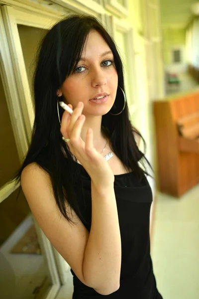 Une vraie jeune femme fume — Photo