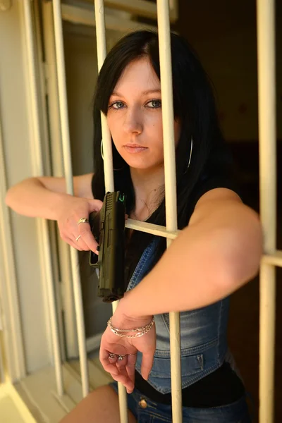 Criminelle féminine derrière les barreaux — Photo