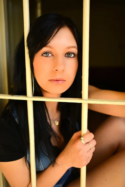 Verbrecherin hinter Gittern — Stockfoto