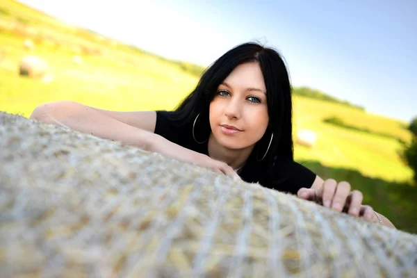 Retrato de uma menina perto de palheiro — Fotografia de Stock