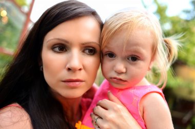 bir yaz gününde dışında çocuk ile genç anne