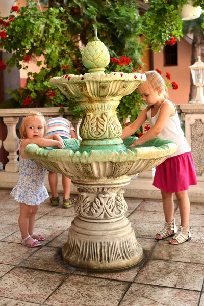 Dívky hrají u fontány — Stock fotografie
