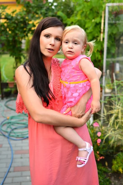 Junge Mutter mit Kind an einem Sommertag draußen — Stockfoto