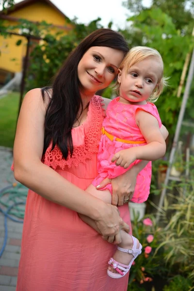 Junge Mutter mit Kind an einem Sommertag draußen — Stockfoto