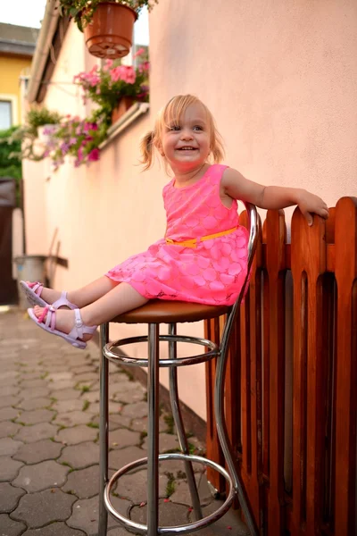 Schattige babymeisje buitenshuis — Stockfoto