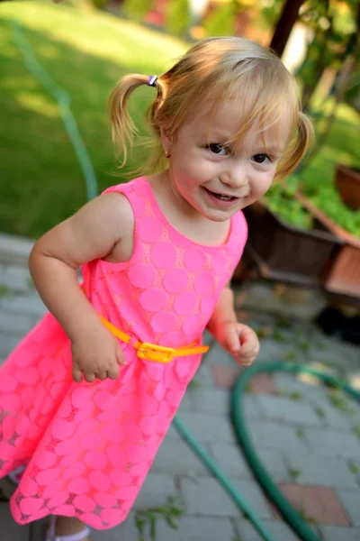 Niedliches Baby Mädchen im Freien — Stockfoto