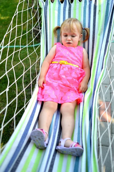 Niedliches Baby Mädchen im Freien — Stockfoto