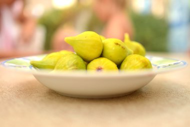 plaka üzerinde sarı incir