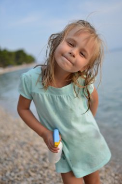 bir plajda güzel bir kız