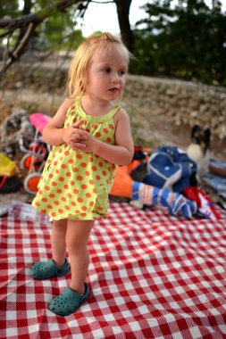 Şirin Bebek kız açık havada