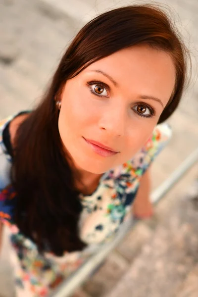 Portrét krásné ženy ležérní pózuje venku — Stock fotografie