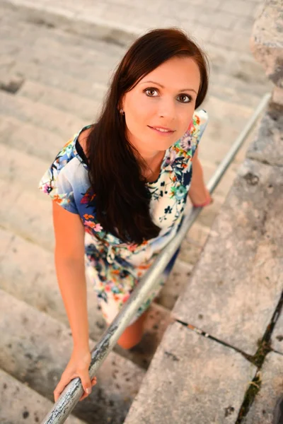 Retrato de uma bela mulher casual posando ao ar livre — Fotografia de Stock