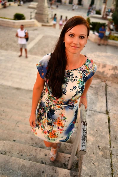 Porträtt av en vacker casual kvinna poserar utomhus — Stockfoto